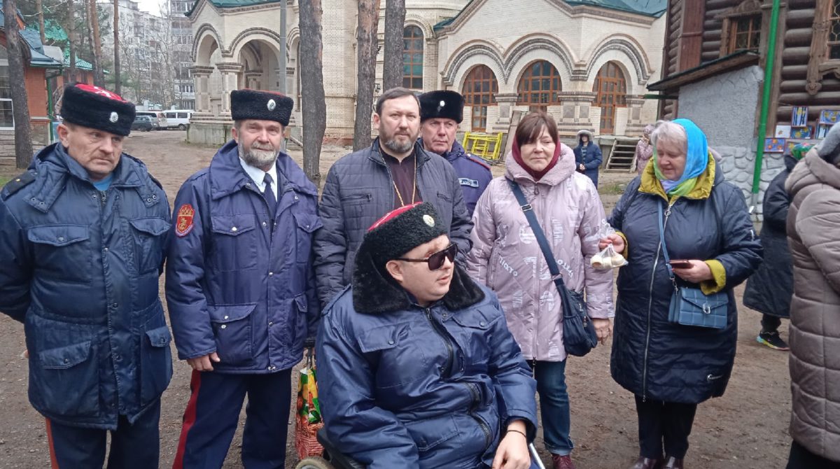 Казаки во главе с товарищем атамана Николаем Юдиным на Праздничной торжественной литургии