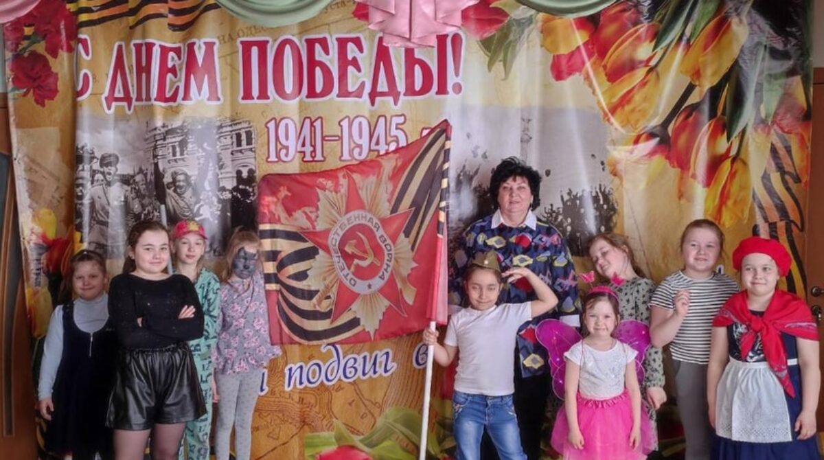 Коллектив театра кукол «Жар-птица» поздравил всех с Днём Победы