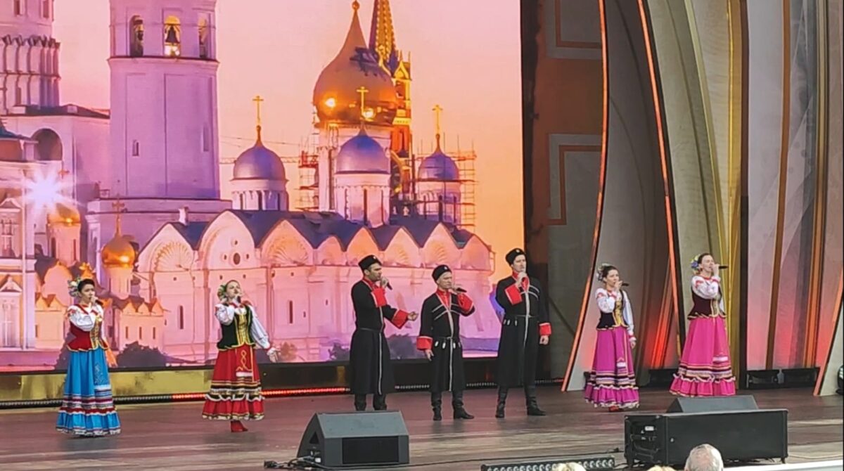 Ансамбль «Казаки.ру» Центра казачьей культуры «Вольная станица» сегодня выступил на главной сцене ВДНХ